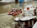 Einsatz BF Koeln Treibstoff auffangen Koeln Rheinauhafen P076